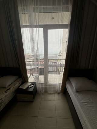 Гостиница Ruzanna Inn Адлер Четырехместный номер с балконом-12