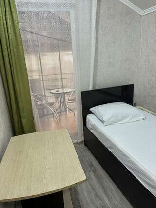 Гостиница Ruzanna Inn Адлер Четырехместный номер с балконом-9