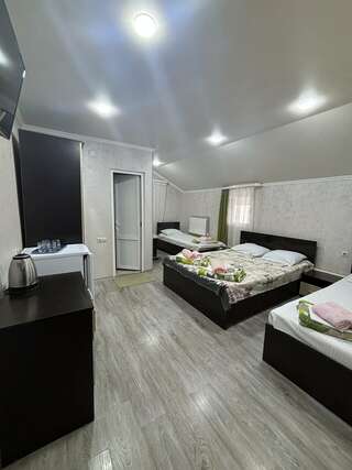 Гостиница Ruzanna Inn Адлер Четырехместный номер с балконом-1