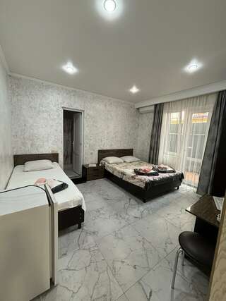 Гостиница Ruzanna Inn Адлер Стандартный трехместный номер-1