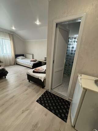 Гостиница Ruzanna Inn Адлер Классический четырехместный номер-11