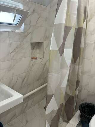 Гостиница Ruzanna Inn Адлер Двухместный номер с 1 кроватью и собственной ванной комнатой-4