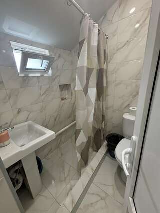 Гостиница Ruzanna Inn Адлер Двухместный номер с 1 кроватью и собственной ванной комнатой-3