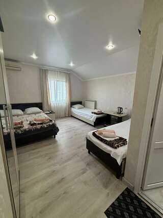 Гостиница Ruzanna Inn Адлер Классический четырехместный номер-1